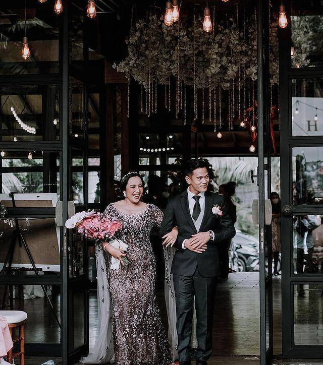 inspirasi wedding dress ala Rikawirtjes (instagram.com/rikawirtjes)