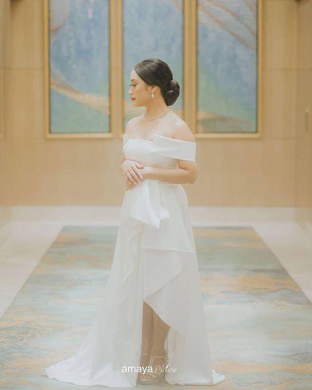 inspirasi wedding dress ala Rikawirtjes (instagram.com/rikawirtjes)