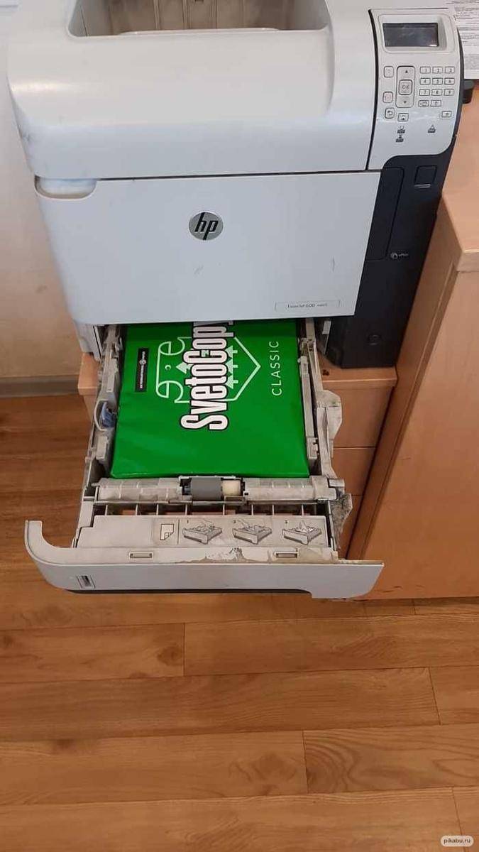 potret kelakuan aneh teman kantor (pikabu.ru/@yxo.BoBaHa)
