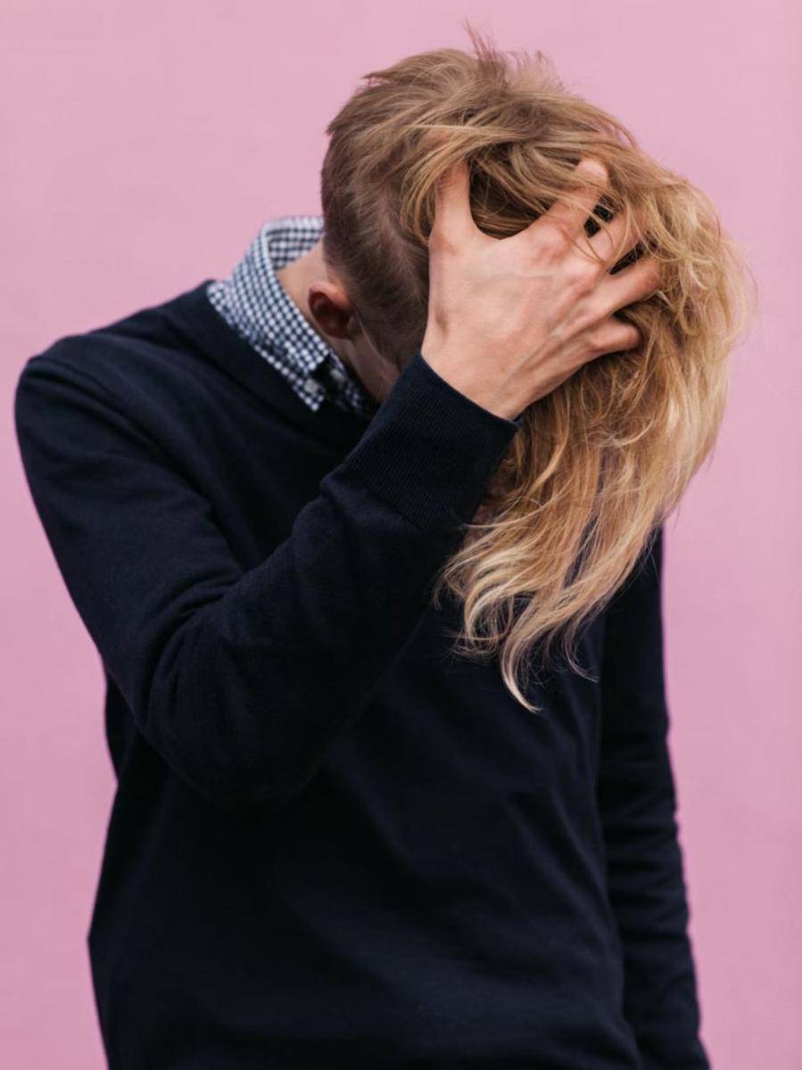 ilustrasi pria dengan rambut yang sehat (unsplash.com/Karina Carvalho)