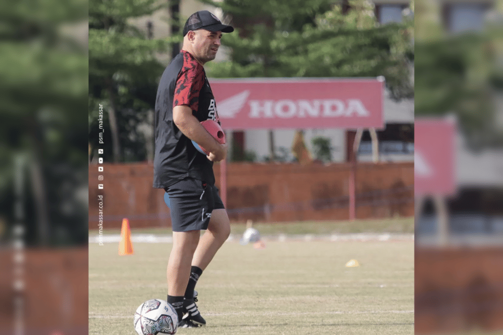 Pelatih PSM Makassar, Bernardo Tavares, dalam sesi latihan di Lapangan Syekh Yusuf Sungguminasa Gowa pada Senin 1 Agustus 2022. (Instagram.com/psm_makassar)