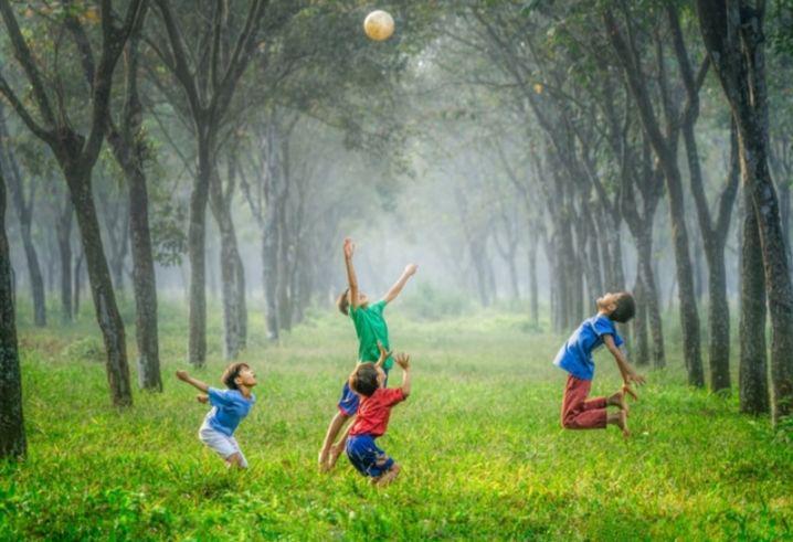 ilustrasi bermain bola di luar (unsplash.com/Robert Collins)