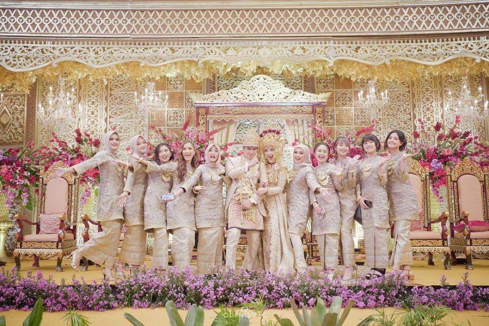 Kebaya bridesmaid. (instagram.com/riaricis1795)