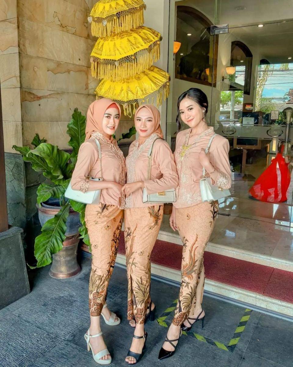 Kebaya bridesmaid. (instagram.com/yuanitaevaaa)