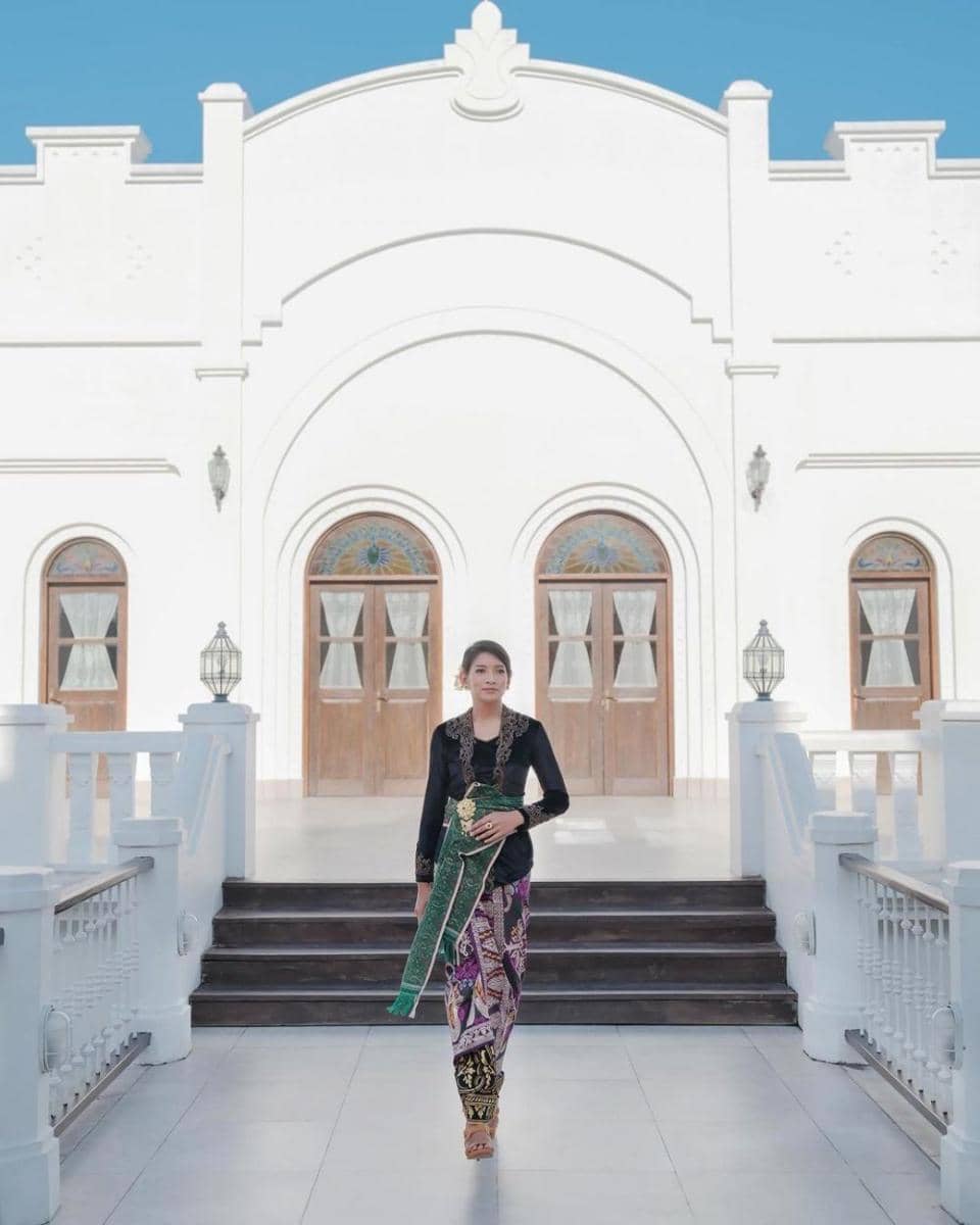 Kebaya ala Anindya Putri (instagram.com/anindyakputri)