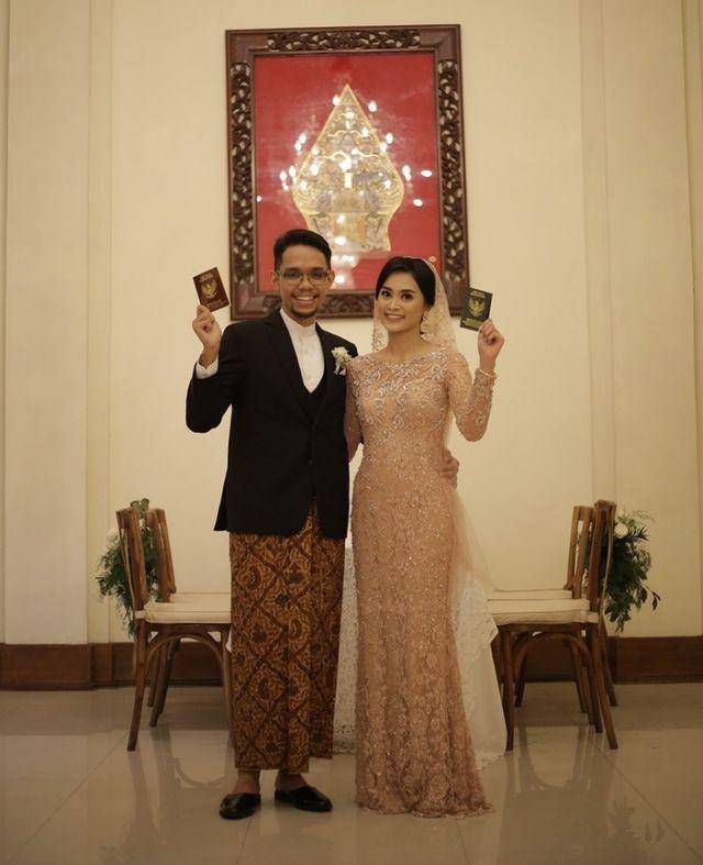 inspirasi wedding dress ala Rikawirtjes (instagram.com/rikawirtjes)