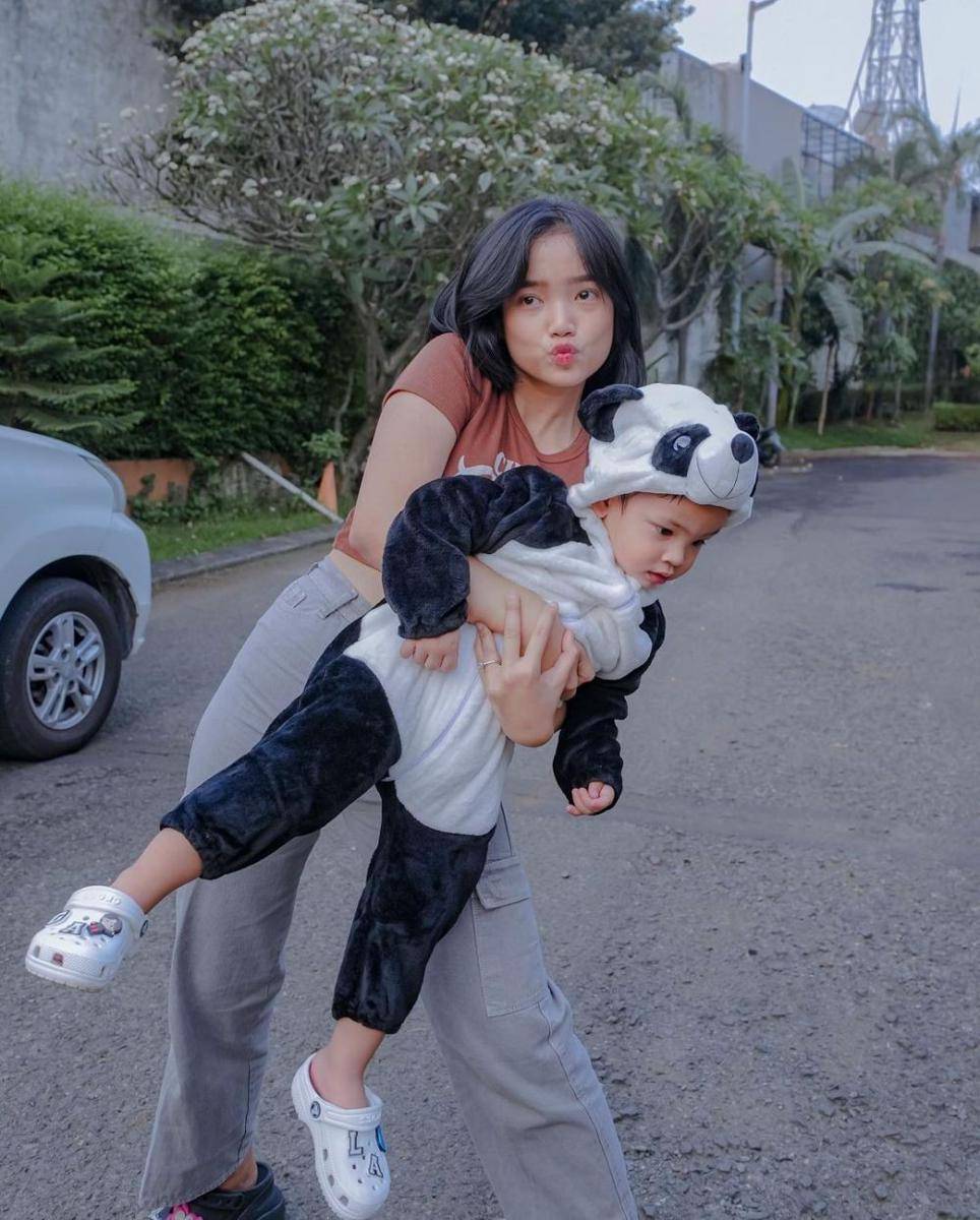 potret Gala pakai kostum panda (instagram.com/fuji_an)