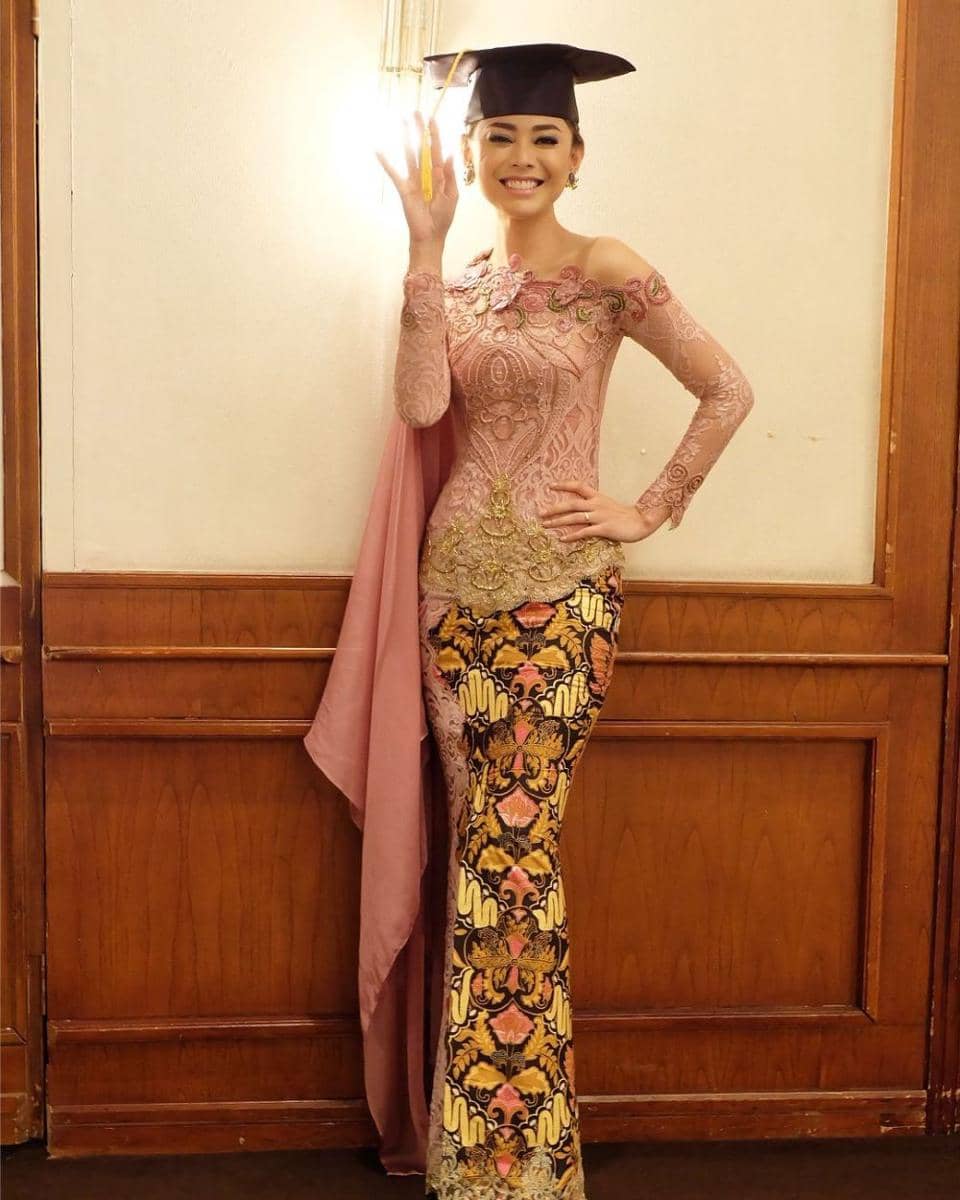 Kebaya ala Whulandary (instagram.com/whulandary)