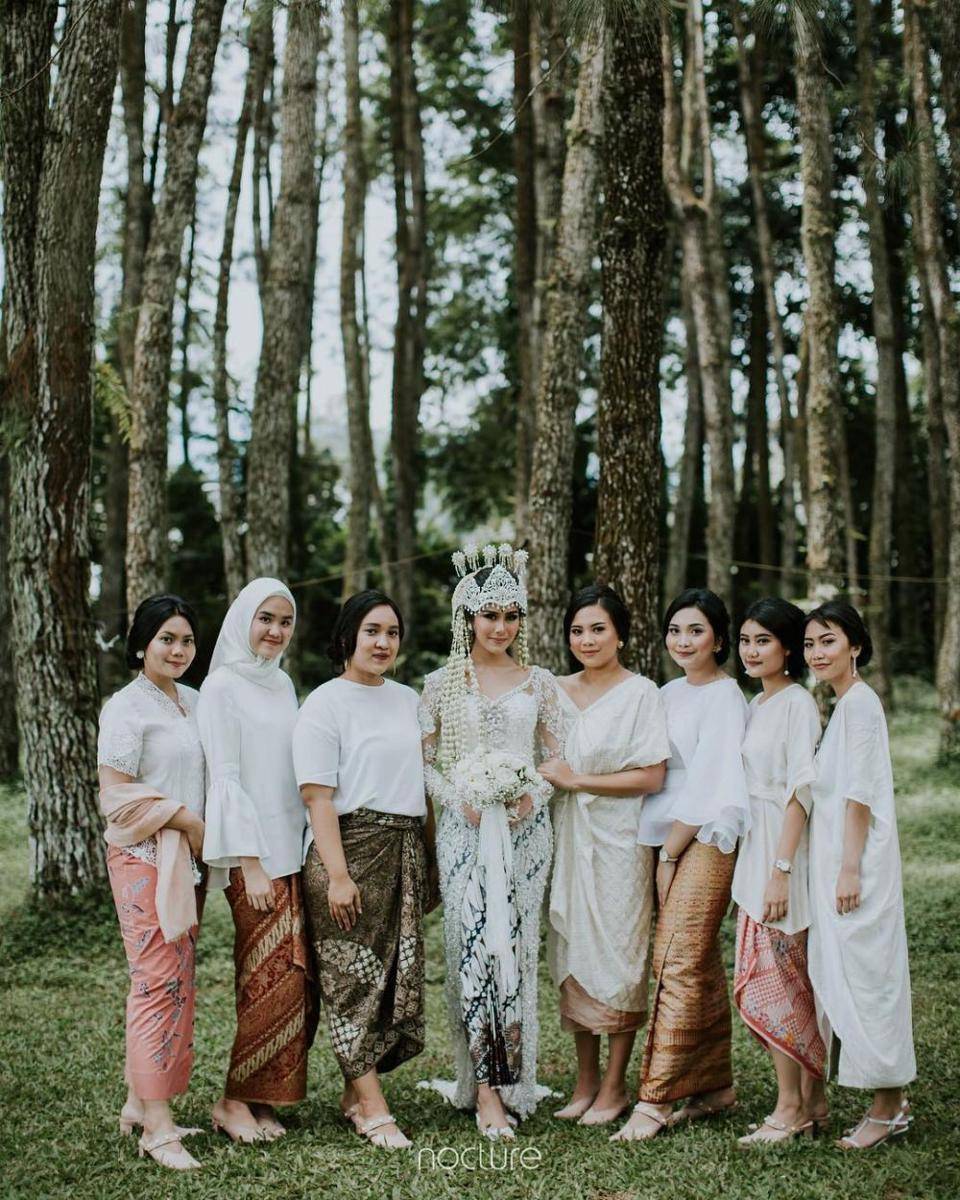 Kebaya bridesmaid. (instagram.com/syahnazs)