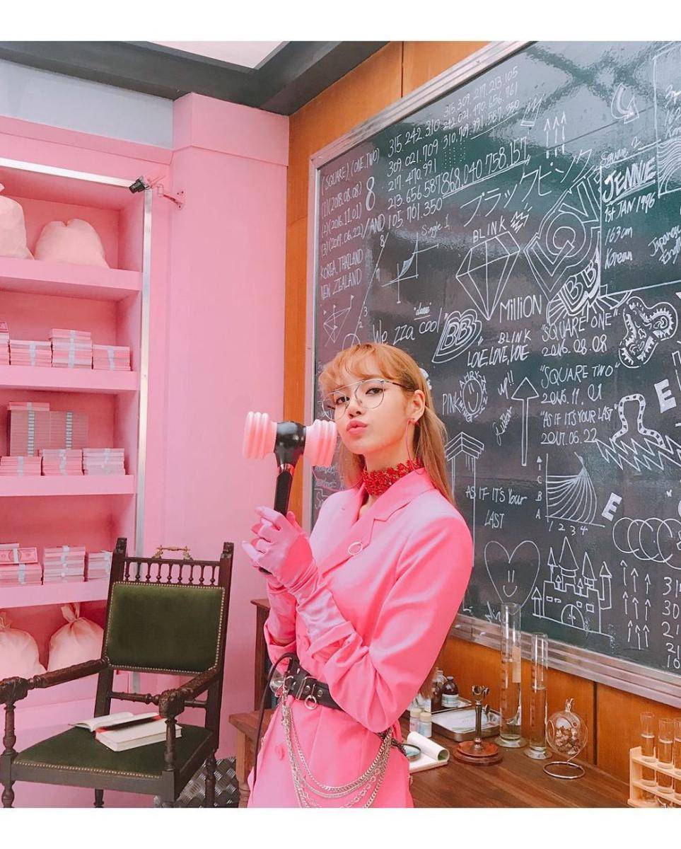 Lisa berfoto dengan lightstick official BLACKPINK (instagram.com/lalalalisa_m)