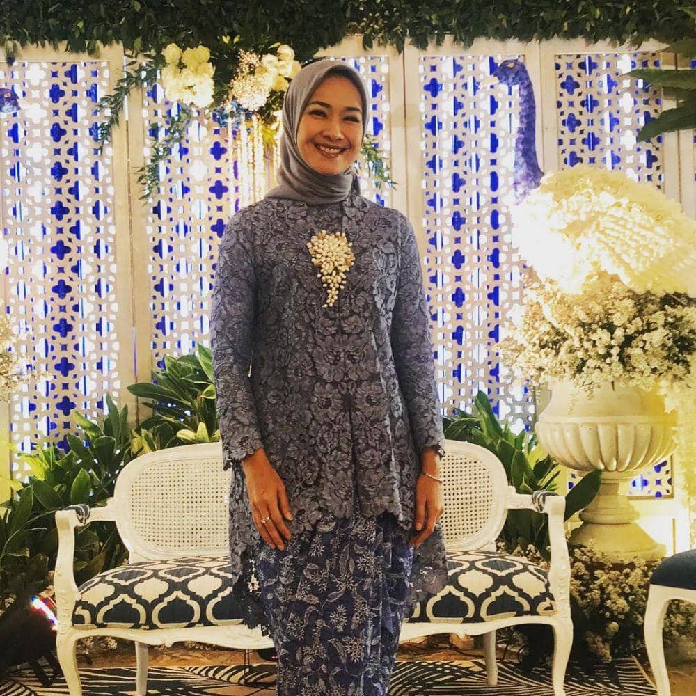 Kebaya ala Alya Rohali (instagram.com/arohali)