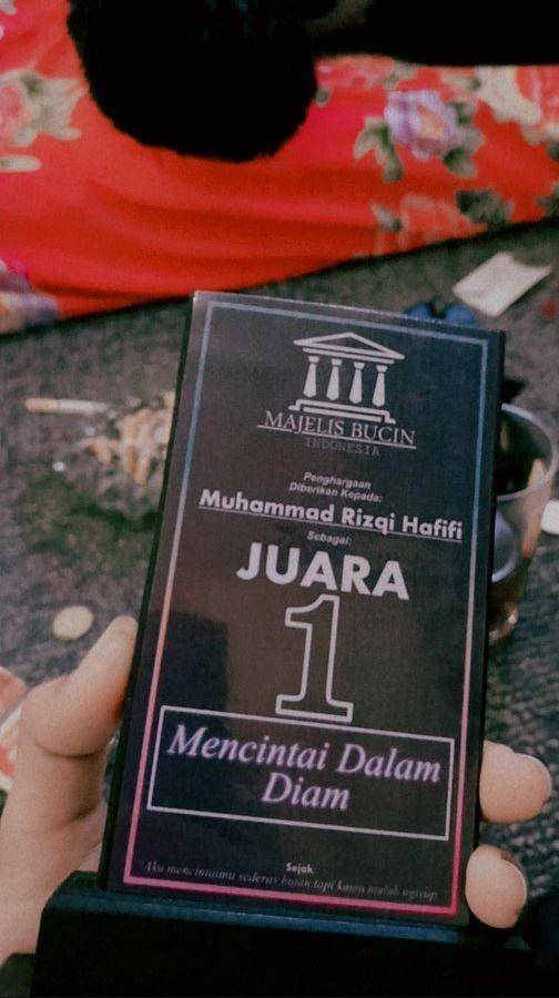 juara 1 lomba absurd (twitter.com/txtdaripelajar)