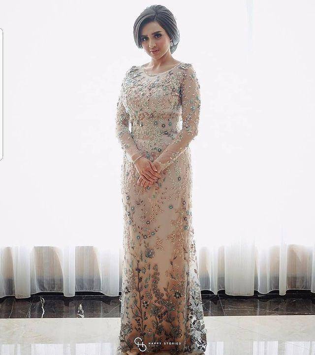 inspirasi wedding dress ala Rikawirtjes (instagram.com/rikawirtjes)