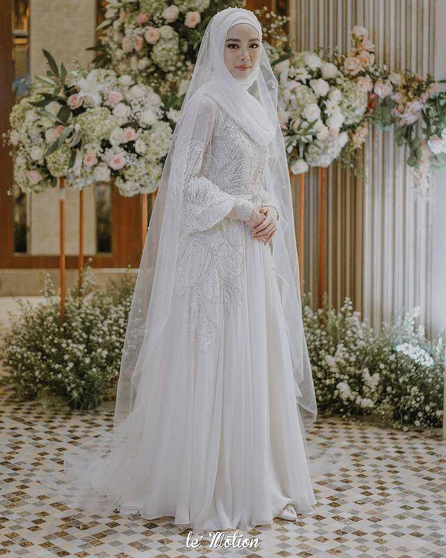 inspirasi wedding dress ala Rikawirtjes (instagram.com/rikawirtjes)