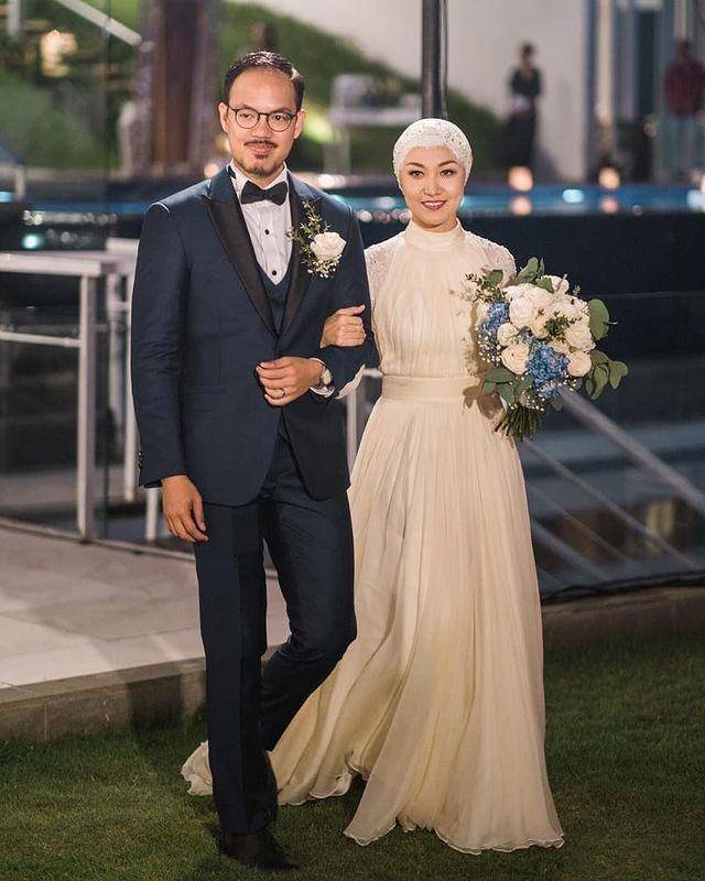 inspirasi wedding dress ala Rikawirtjes (instagram.com/rikawirtjes)