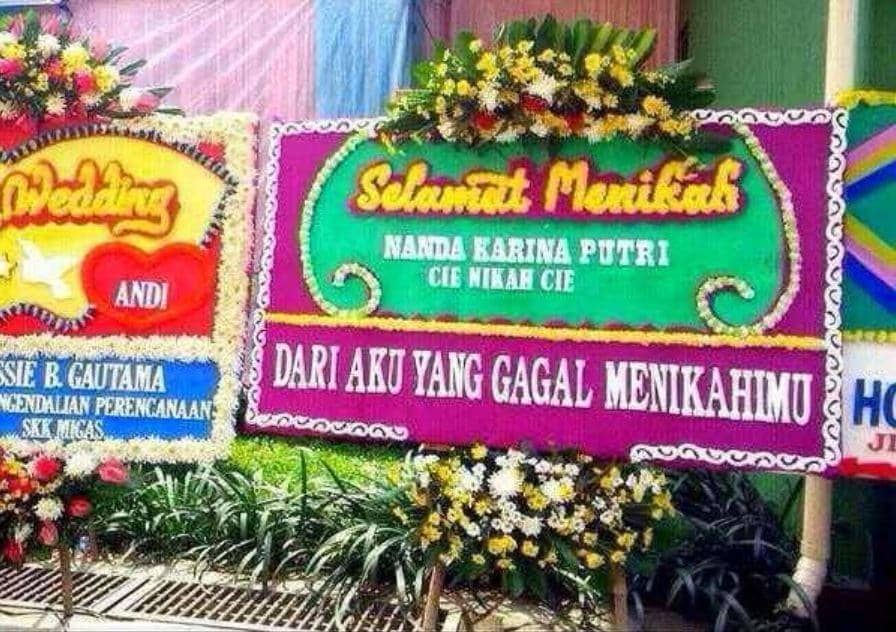 karangan bunga kocak (instagram.com/rumah_shitmeme.id)