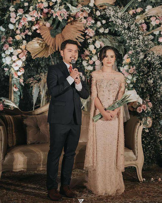 inspirasi wedding dress ala Rikawirtjes (instagram.com/rikawirtjes)