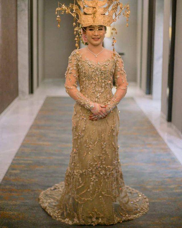 inspirasi wedding dress ala Rikawirtjes (instagram.com/rikawirtjes)