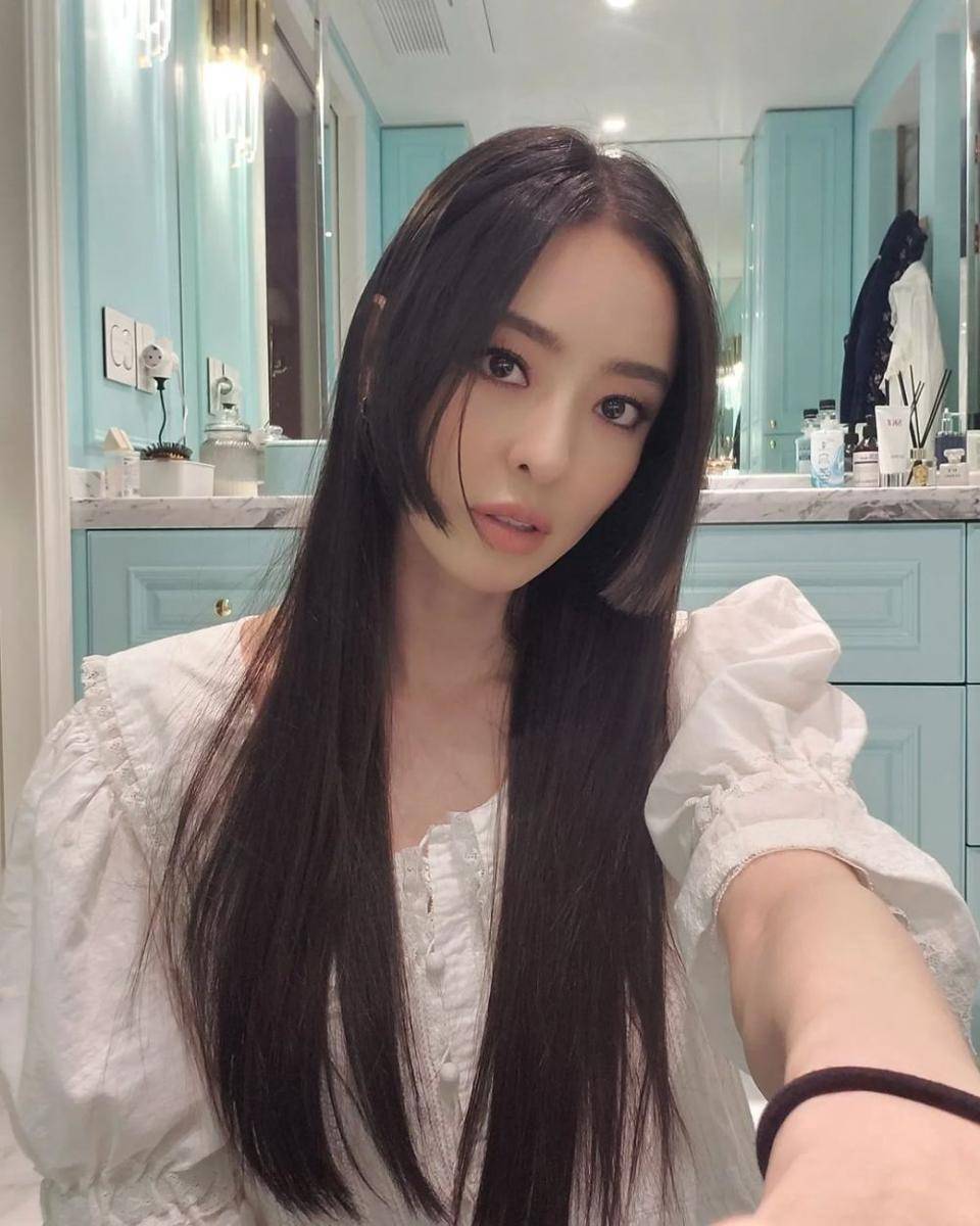 Lee Da Hee (instagram.com/dahee0315)