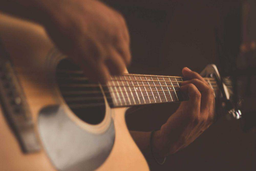 ilustrasi bermain gitar (unsplash.com/@jefflssantos)