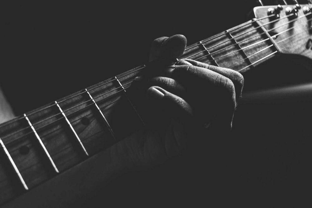 ilustrasi bermain gitar (unsplash.com/@caaaaaaaaaio)