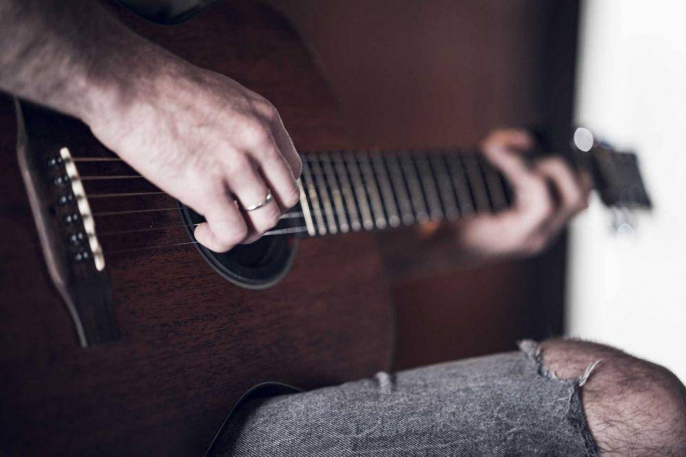 ilustrasi bermain gitar (unsplash.com/@adigold1)
