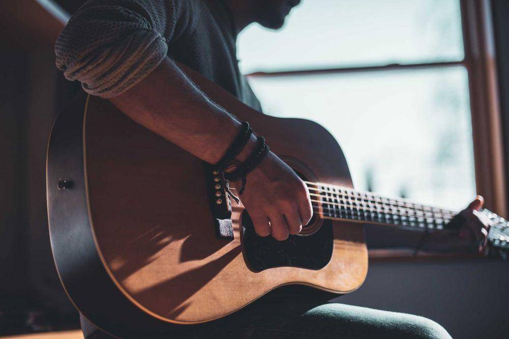 ilustrasi bermain gitar (unsplash.com/@dylu)