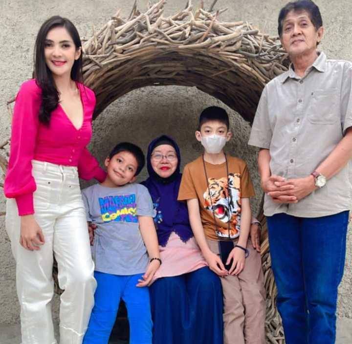 Potret Puspita & keluarga (instagram.com/puspitasarry7)