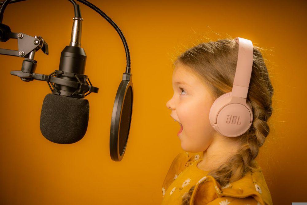ilustrasi anak perempuan bernyanyi (pixabay.com/leemurry01)