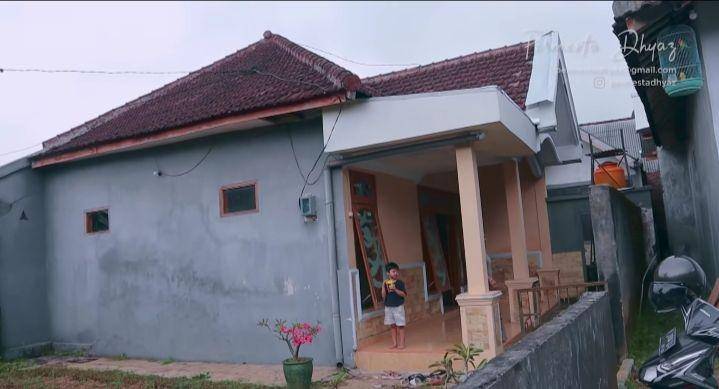 potret rumah Farida Nurhan di kampung (youtube.com/Permesta Dhyaz)