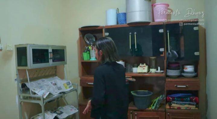 potret rumah Farida Nurhan di kampung (youtube.com/Permesta Dhyaz)