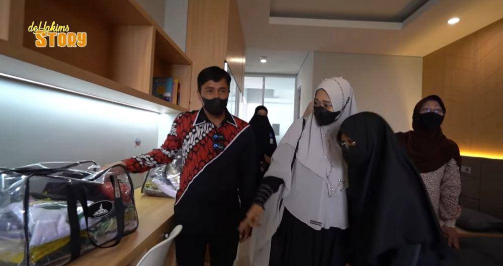 potret Irfan Hakim antar anak ke pesantren (dok. youtube.com/deHakims Story)