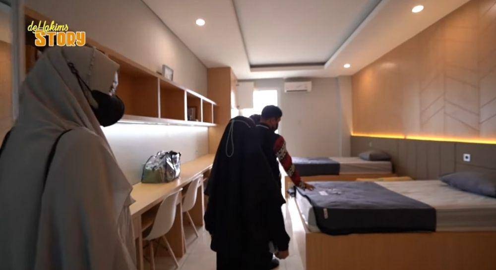 potret Irfan Hakim antar anak ke pesantren (youtube.com/deHakims Story)