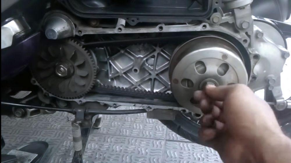 ilustrasi membongkar CVT pada motor matic (youtube.com/Ambang Rhie)