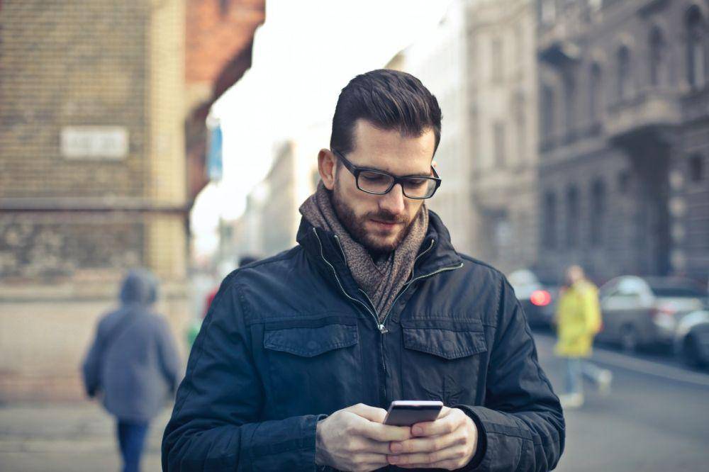 ilustrasi pria menggunakan smartphone (pexels.com/Andrea Piacquadio)