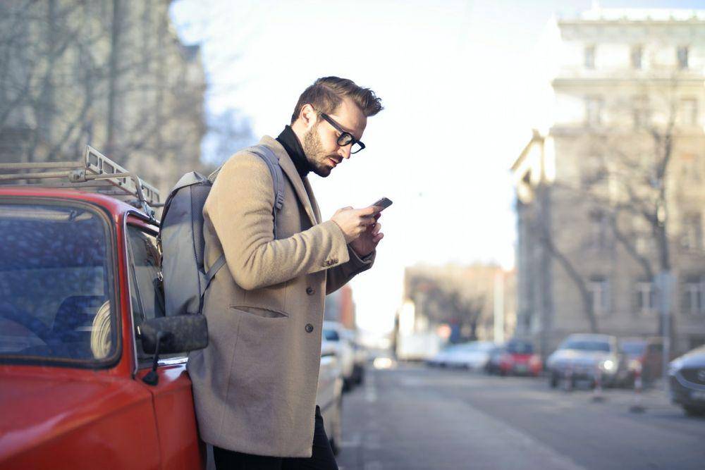 ilustrasi pria menggenggam smartphone (pexels.com/Andrea Piacquadio)
