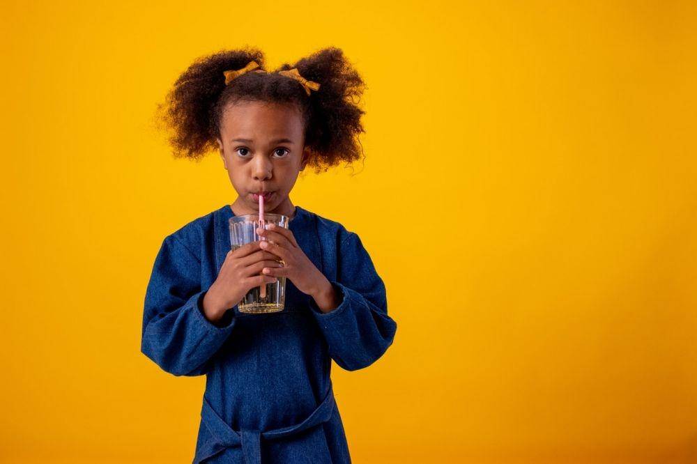 ilustrasi anak sedang minum air (pexels.com/cottonbro)