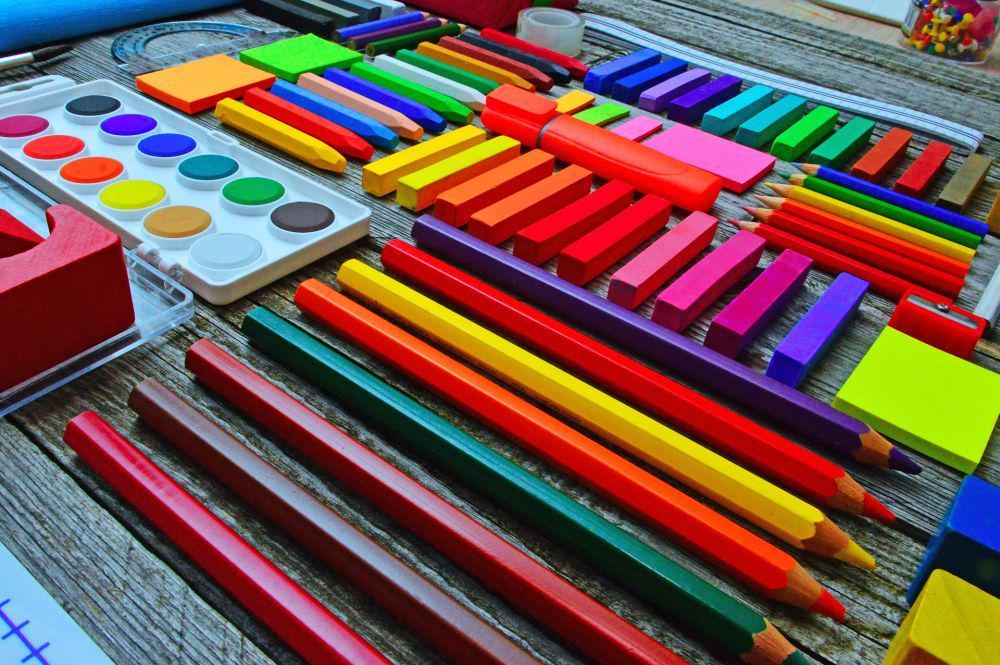ilustrasi macam-macam warna dan alat mewarnai (pixabay.com/adonyig)