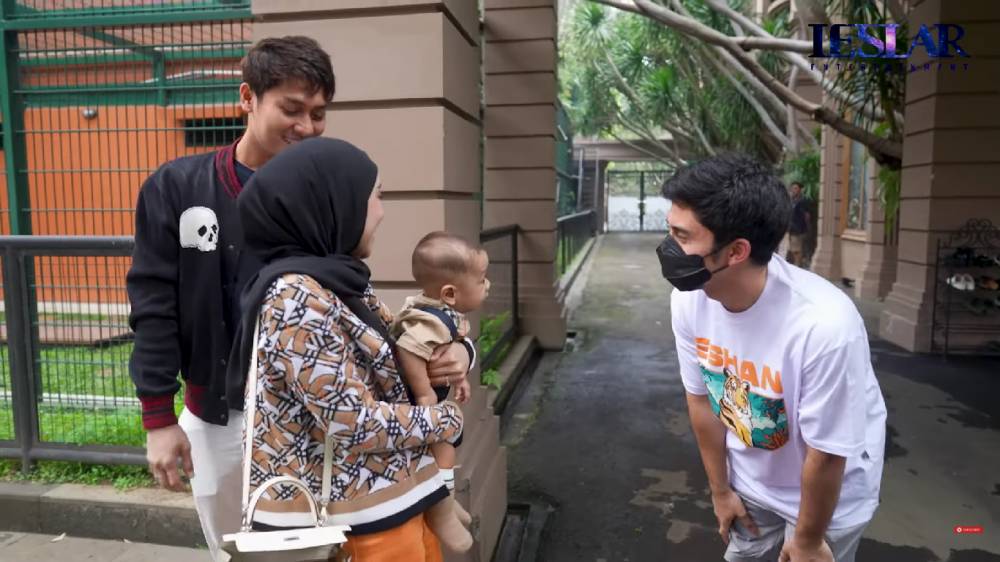 potret Leslar dan keluarga di rumah Alshad (dok.YouTube/Leslar Entertainment)