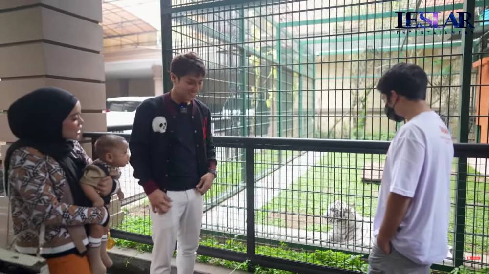 potret Leslar dan keluarga di rumah Alshad (dok.YouTube/Leslar Entertainment)