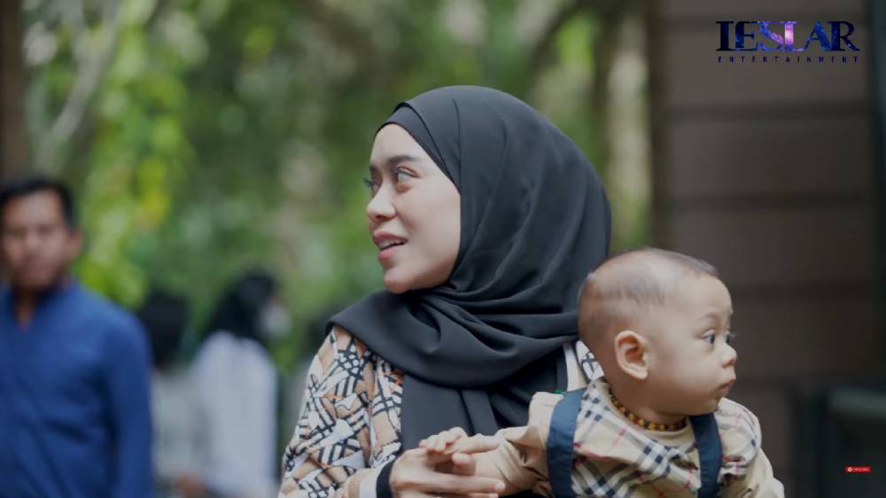 potret Leslar dan keluarga di rumah Alshad (dok.YouTube/Leslar Entertainment)