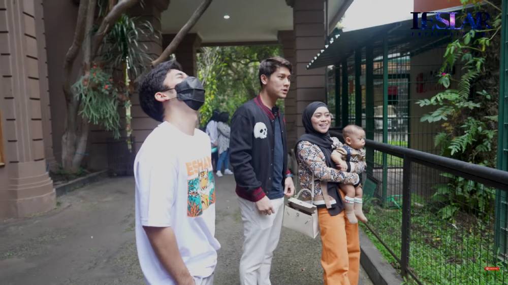 potret Leslar dan keluarga di rumah Alshad (dok.YouTube/Leslar Entertainment)