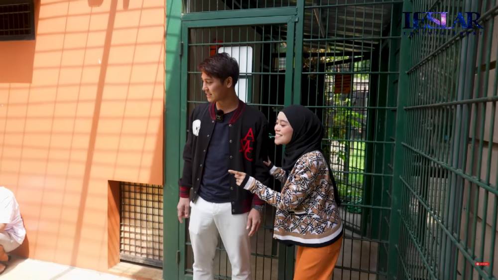 potret Leslar dan keluarga di rumah Alshad (dok.YouTube/Leslar Entertainment)