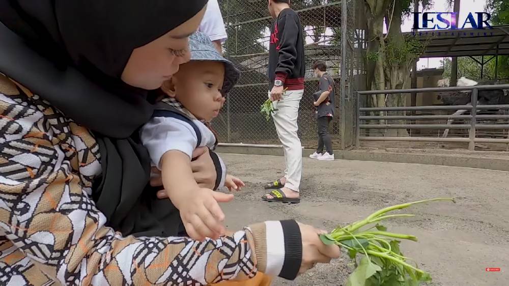 potret Leslar dan keluarga di rumah Alshad (dok.YouTube/Leslar Entertainment)