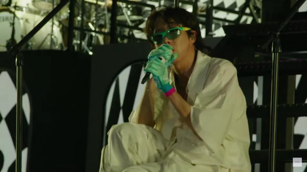 9 Potret J-Hope BTS di Panggung Lollapalooza, Bikin Gagal Move on