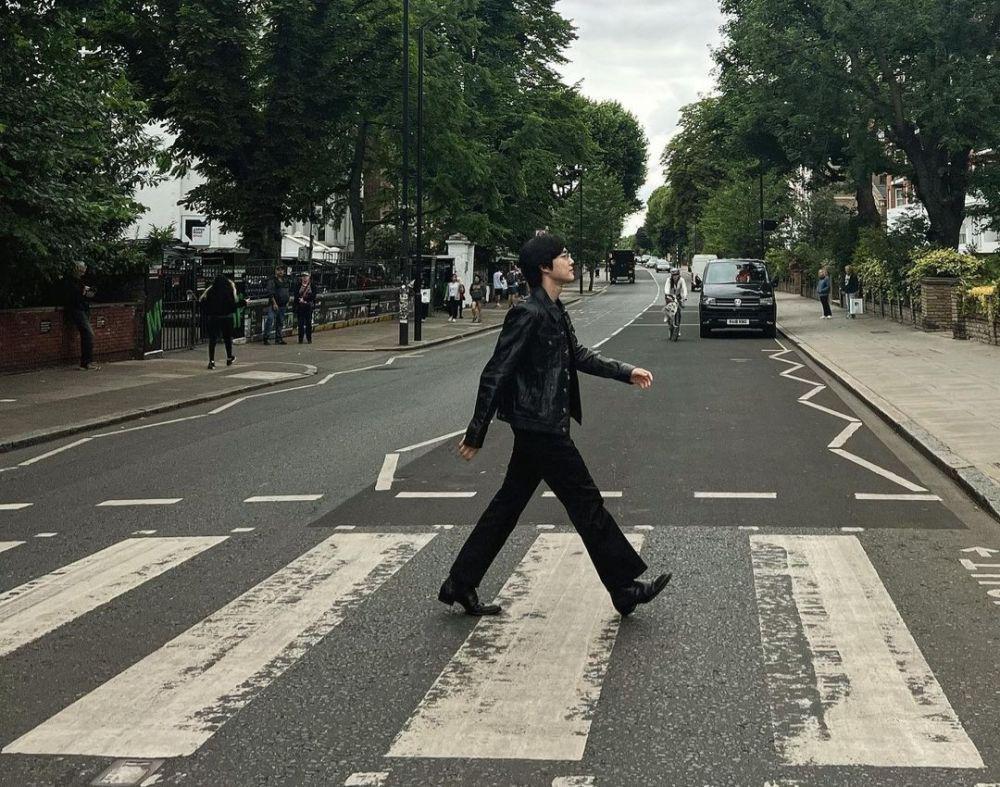 10 Potret Suho EXO Saat di London, Kerja Sekaligus Liburan
