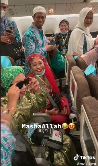 Tangkapan layar video viral jemaah haji dandan nyentrik. (TikTok/@ravidhams)