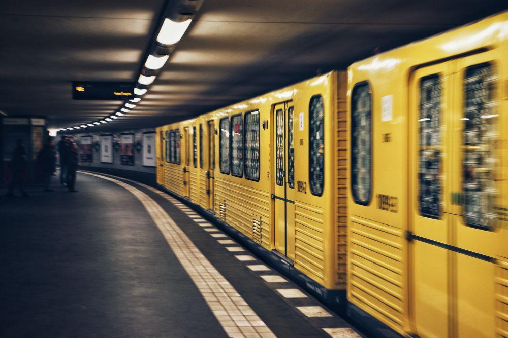 4 Orang Tewas Tertabrak Kereta Komuter di Spanyol