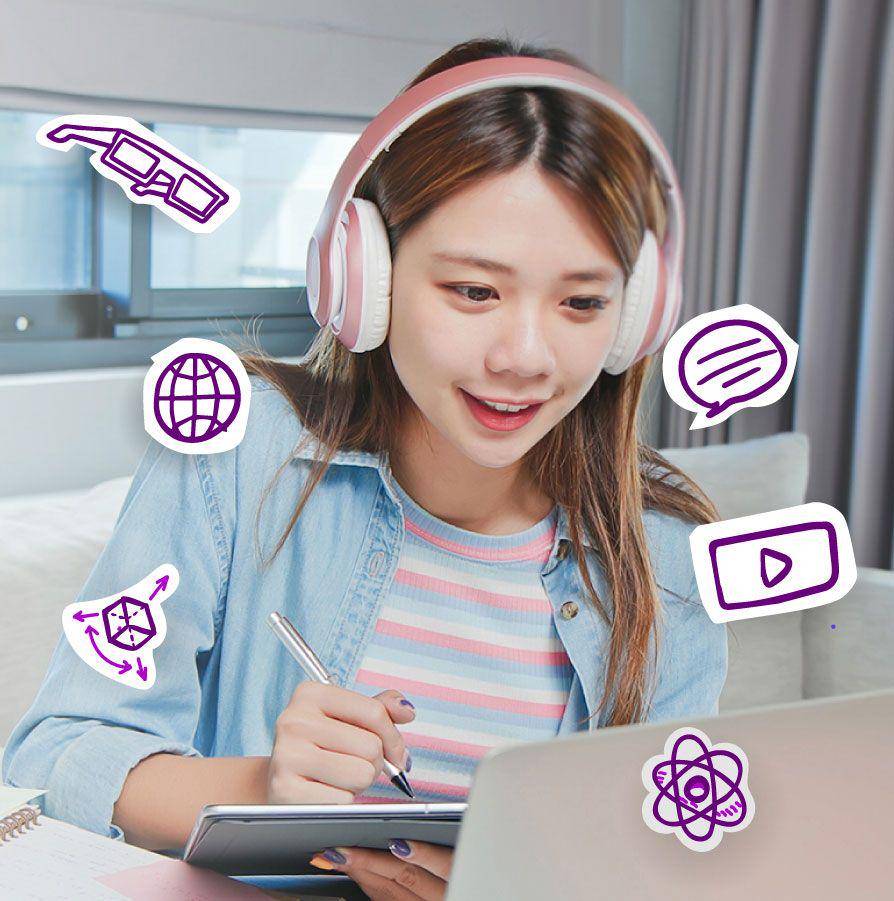 ilustrasi menggunakan internet (tri.co.id)