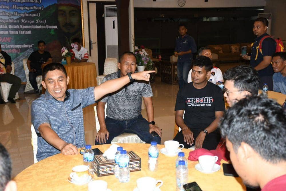 Pangdam XIV/Hasanuddin Mayjen TNI Andi Muhammad (kiri) menjamu perwakilan kelompok suporter PSM Makassar. (Dok. Kodam XIV/Hasanuddin)